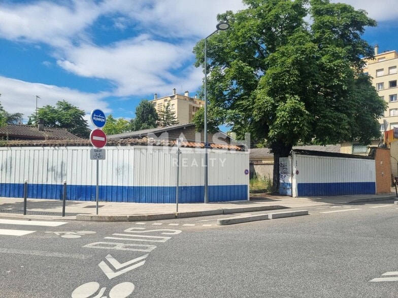Retail in Villeurbanne to rent - Building Photo - Image 1 of 3