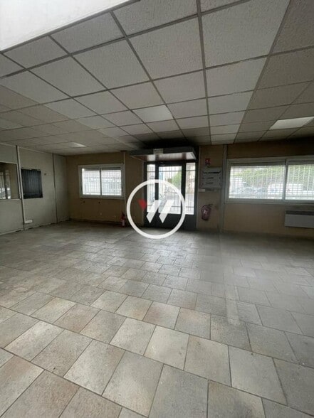 Light Industrial in Marseille to rent - Interior Photo - Image 2 of 5
