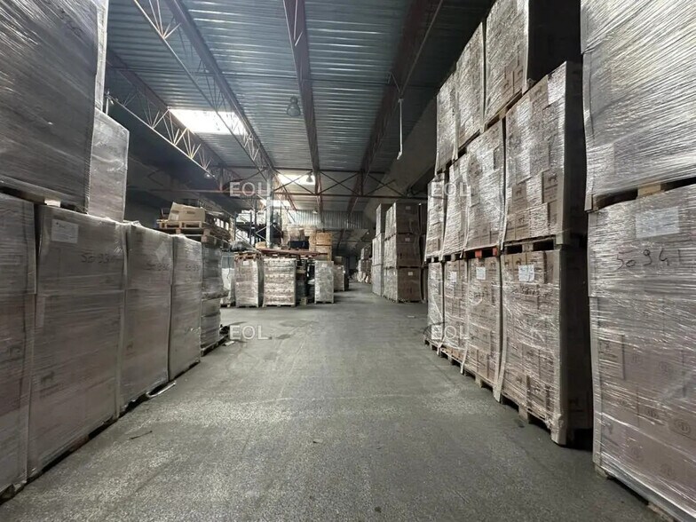 Industrial in Vitrolles to rent - Building Photo - Image 1 of 5