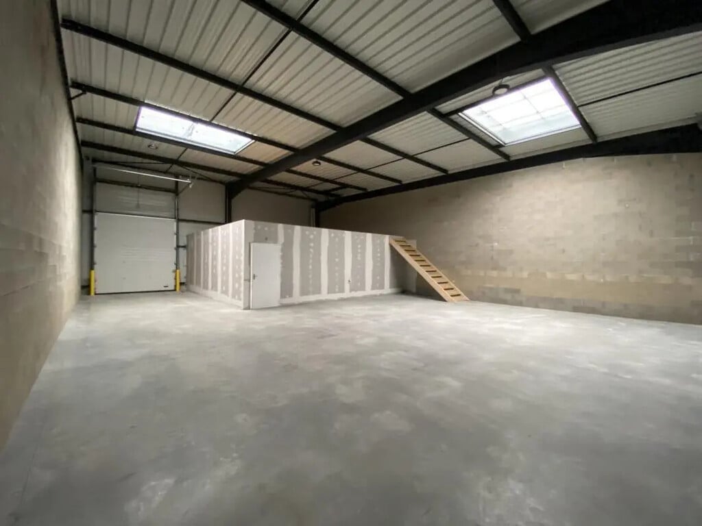 Location Entrepôt 200 m² à 300 m² - Photo 1