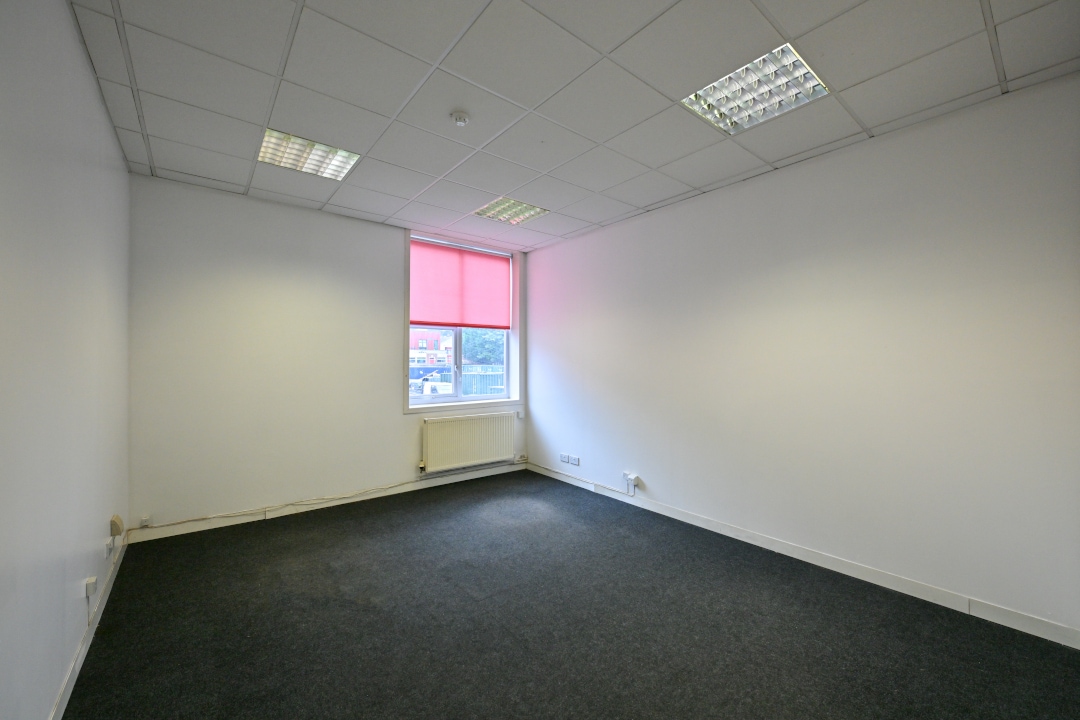 Harborne Ln, Birmingham to rent Building Photo- Image 1 of 3