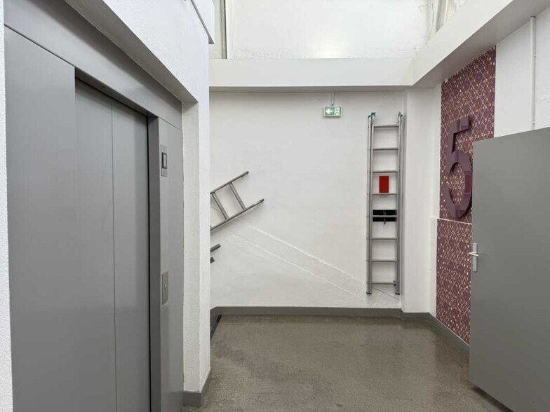 Office in Vanves to rent - Building Photo - Image 2 of 21