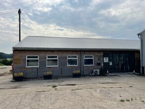 Bentworth Rd, Lasham for rent Building Photo- Image 2 of 10