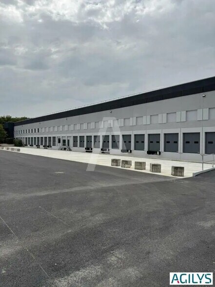 Industrial in Lisses to rent - Building Photo - Image 2 of 7