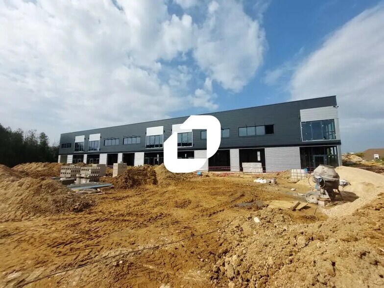 Light Industrial in Plaisir to rent - Building Photo - Image 2 of 10