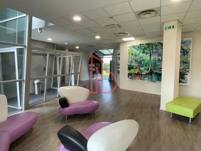 Office in Mérignac to rent - Lobby - Image 2 of 6