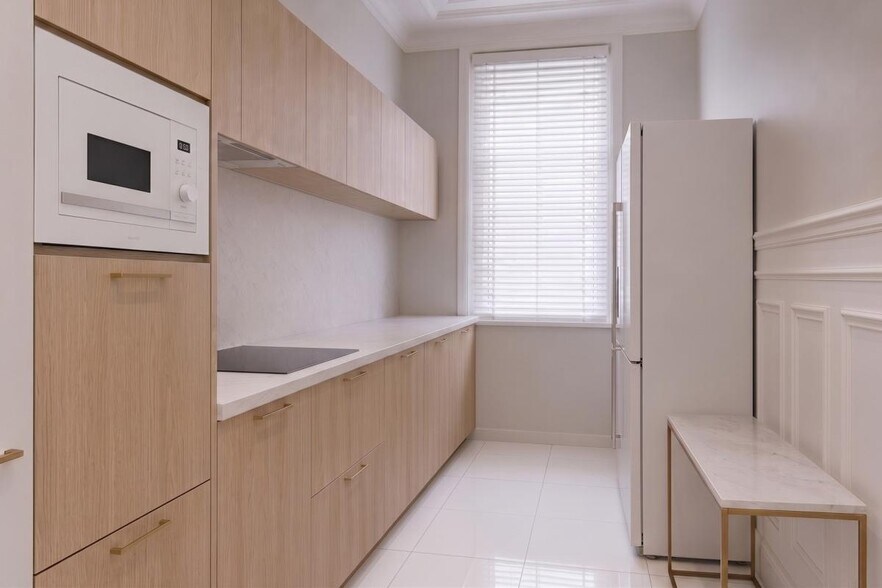 Office in Paris for sale - Interior Photo - Image 2 of 3