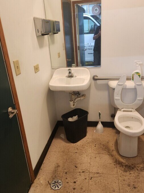 1625 Weld Rd, Elgin, IL to rent Interior Photo- Image 1 of 10