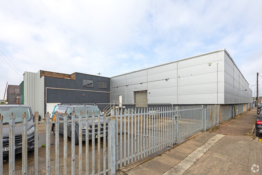 West Dock St, Hull to rent - Building Photo - Image 1 of 4