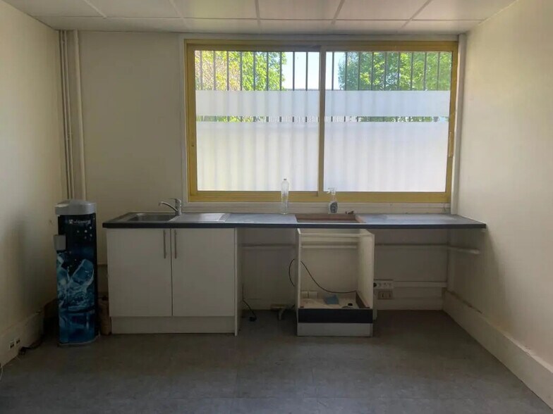 Industrial in Buc to rent - Interior Photo - Image 3 of 8