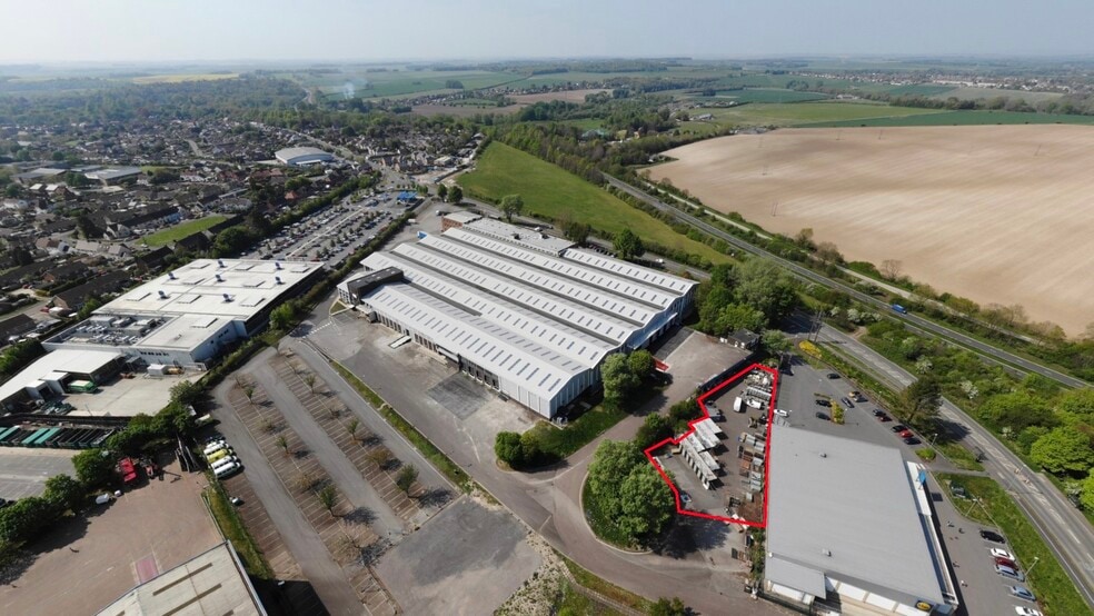 London Rd, Amesbury to rent - Building Photo - Image 3 of 32