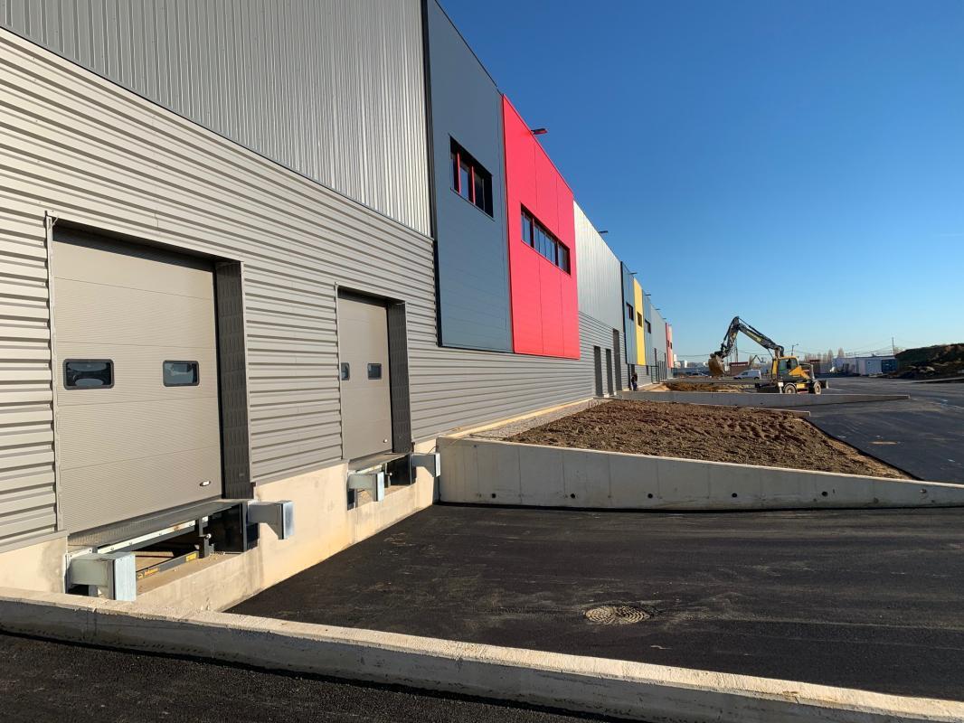 Industrial in Louvres to rent Building Photo- Image 1 of 21