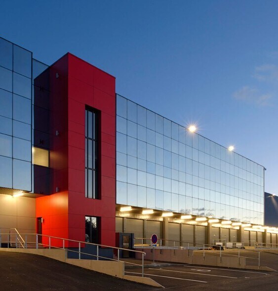 Industrial in Le Blanc-Mesnil to rent - Building Photo - Image 3 of 4