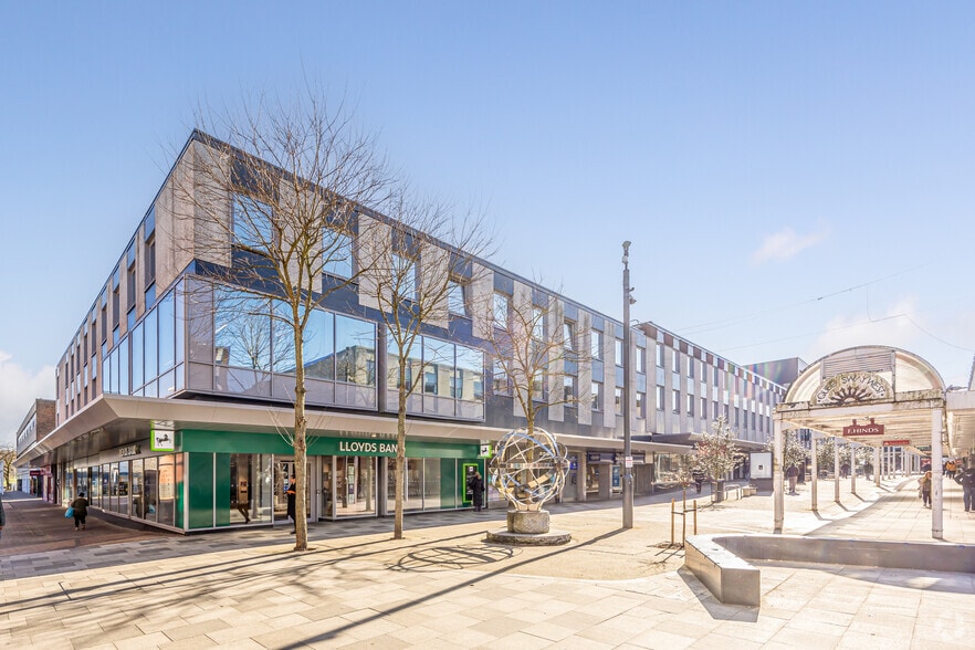 85-103 Queensway, Stevenage to rent - Primary Photo - Image 1 of 2