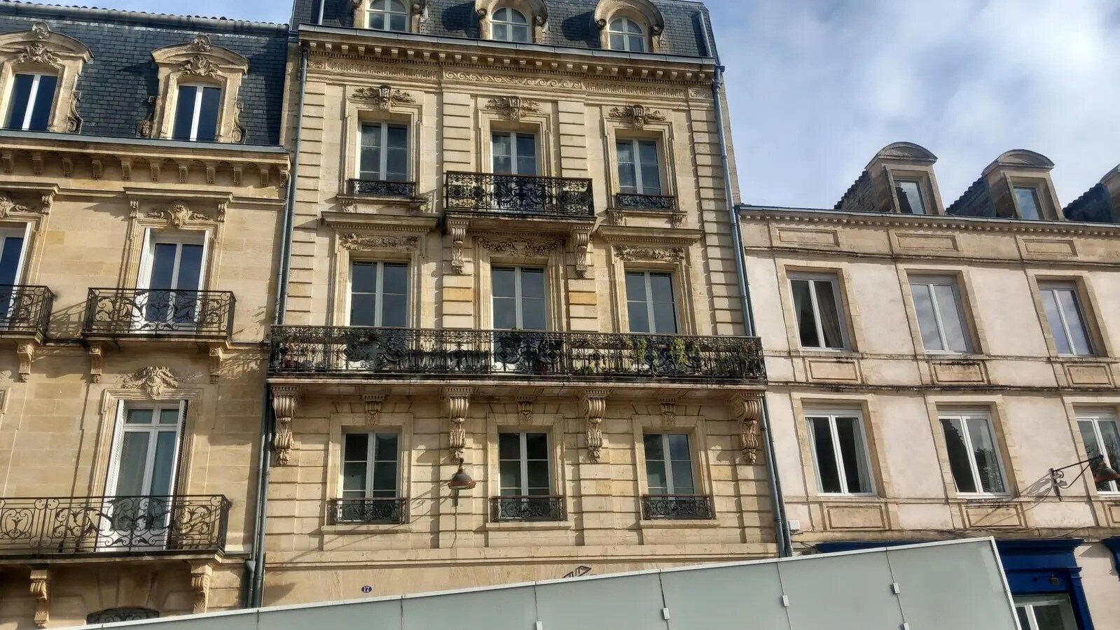 17 Place Pey Berland, Bordeaux to rent Primary Photo- Image 1 of 12