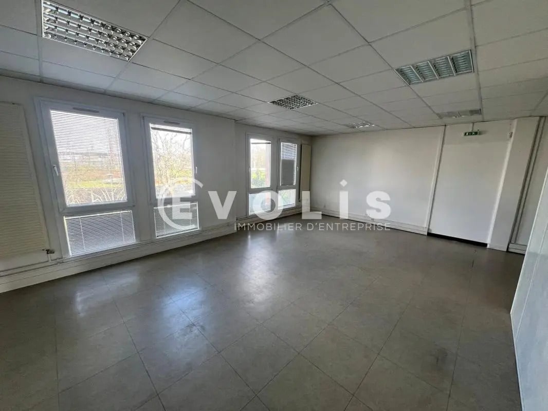 Office in Savigny-le-Temple to rent Interior Photo- Image 1 of 7