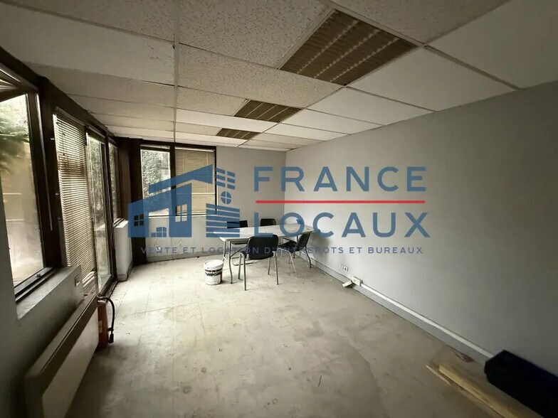 Rue Jacques Robert, Le Thillay to rent - Interior Photo - Image 2 of 4