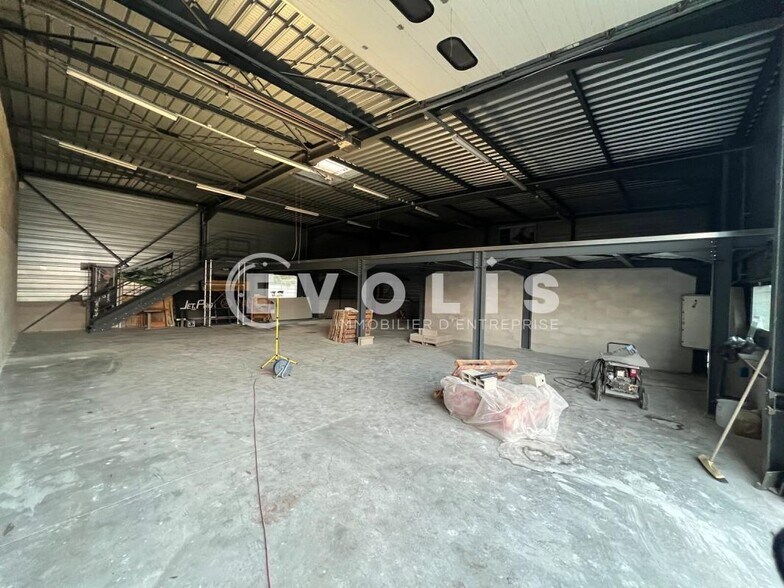 Light Industrial in Taluyers to rent - Interior Photo - Image 3 of 4