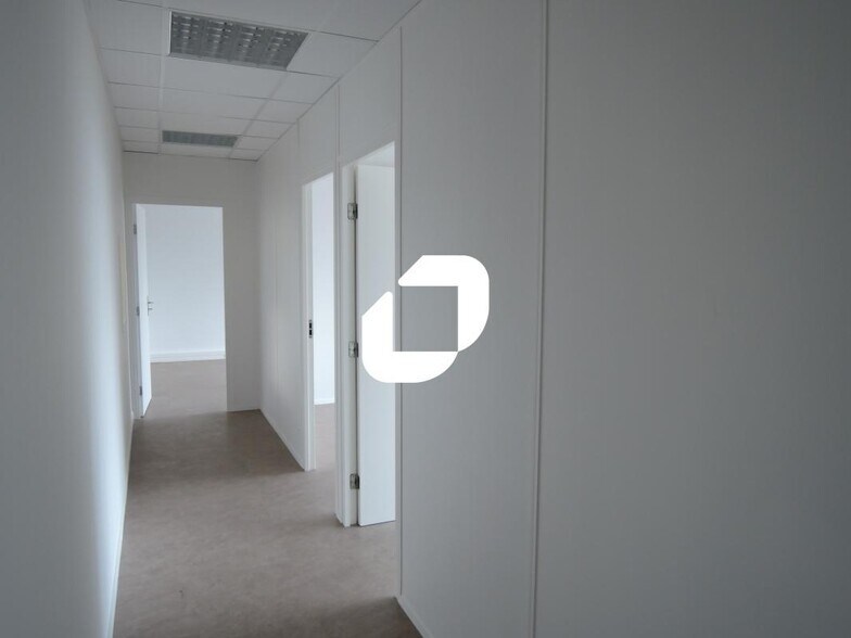 Light Industrial in Champs-sur-Marne to rent - Interior Photo - Image 3 of 5