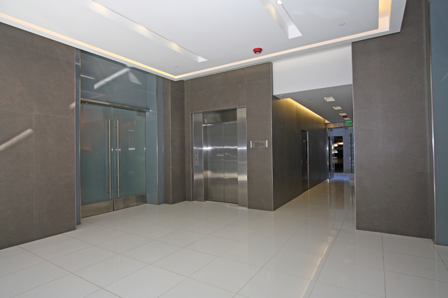 8929 Wilshire Blvd, Beverly Hills, CA for rent - Lobby - Image 3 of 3