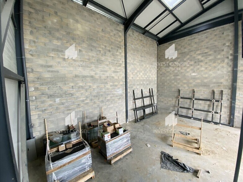 Light Industrial in Groslay to rent - Interior Photo - Image 3 of 8