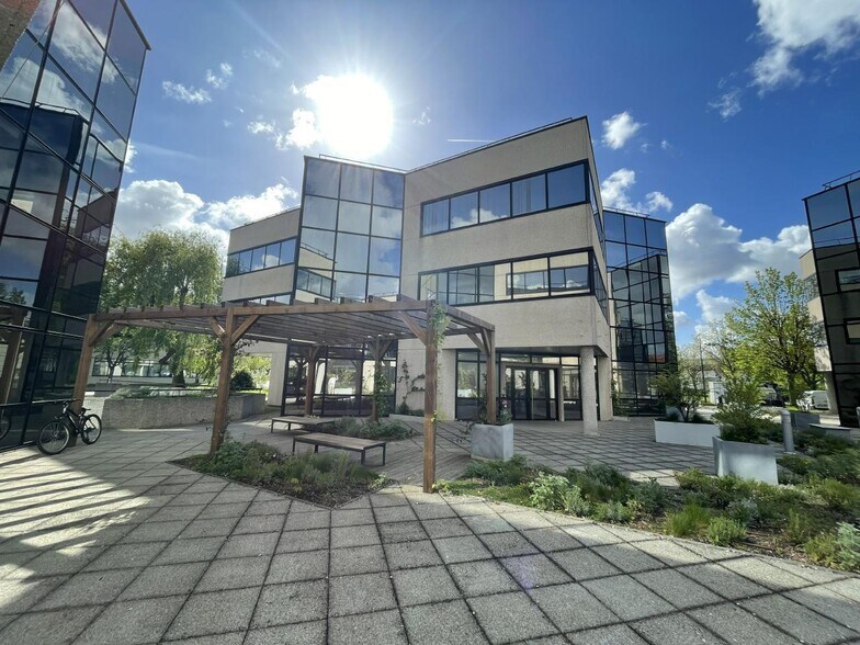 Light Industrial in Nanterre to rent - Building Photo - Image 1 of 10