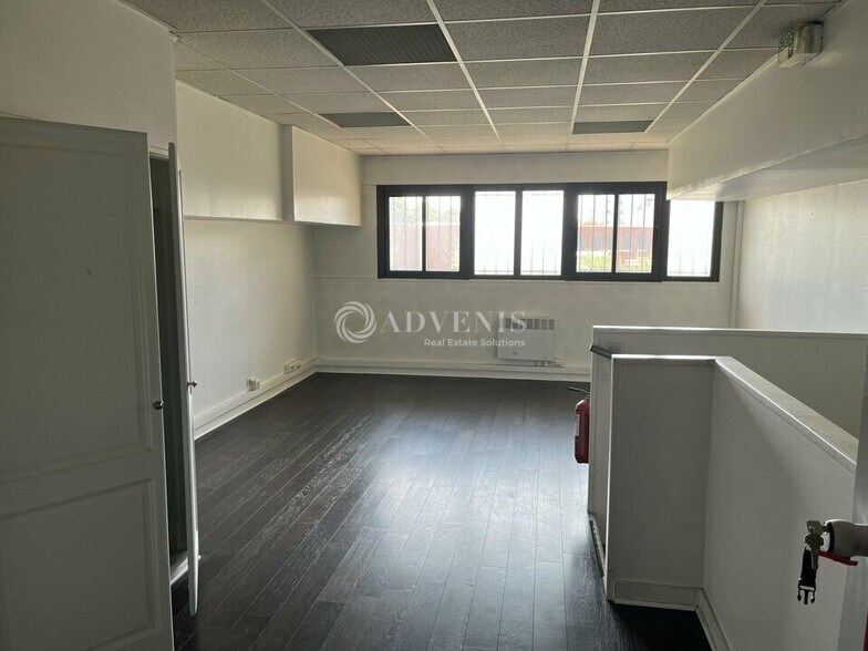 29 Bis Avenue Du Centre, Montigny-le-Bretonneux to rent - Interior Photo - Image 3 of 6