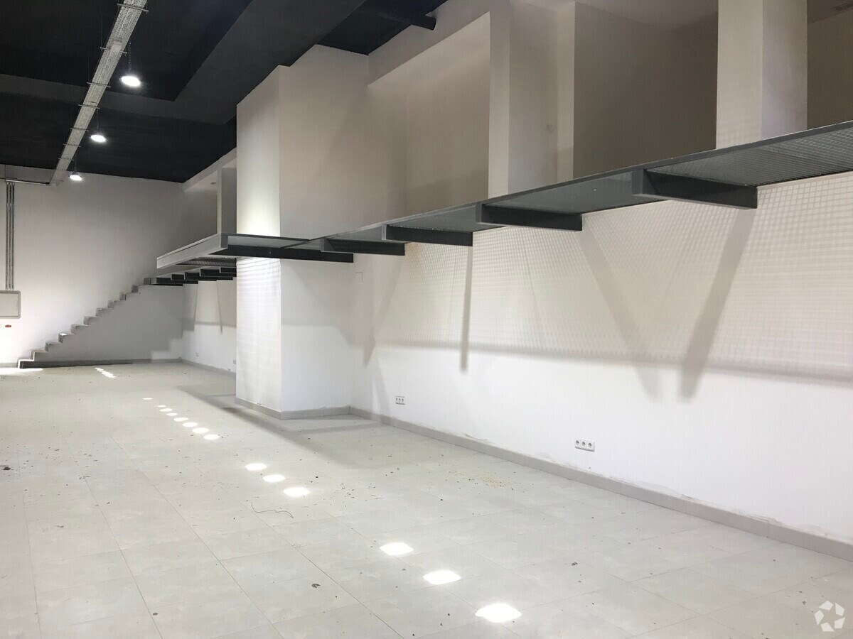 Madrid, MAD 28054 - Unit Puerta A, Esc. A -  - Interior Photo - Image 1 of 1