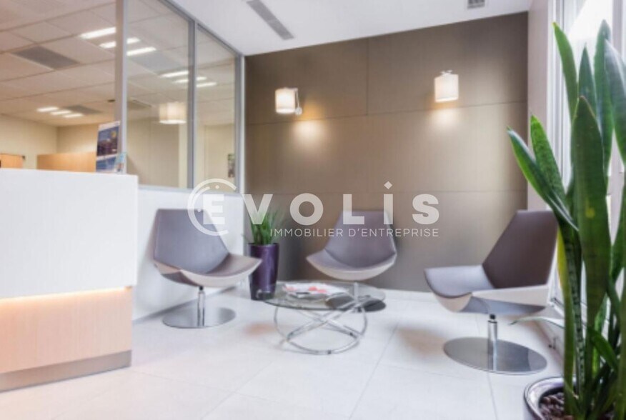 Office in Neuilly-sur-Seine to rent - Lobby - Image 3 of 12