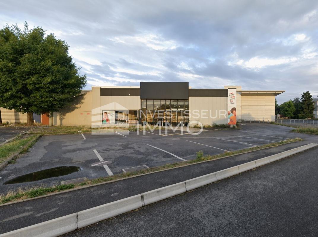 Retail in Pontault-Combault to rent Building Photo- Image 1 of 2