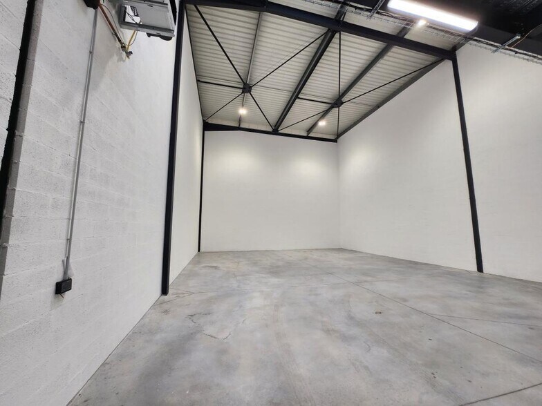 Light Industrial in Pontoise to rent - Interior Photo - Image 3 of 9