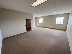 810 E 56th St, Kearney, NE for rent Interior Photo- Image 2 of 2