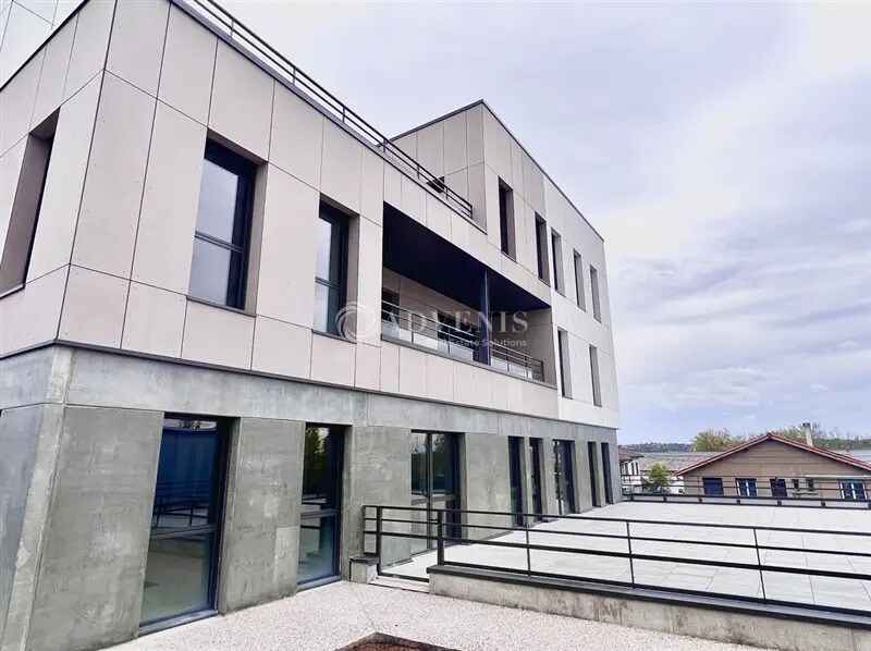 Office in Limas to rent Building Photo- Image 1 of 13