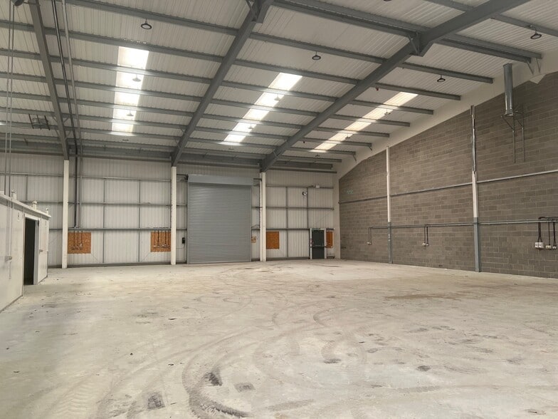 Phoenix Pky, Corby to rent - Building Photo - Image 2 of 3