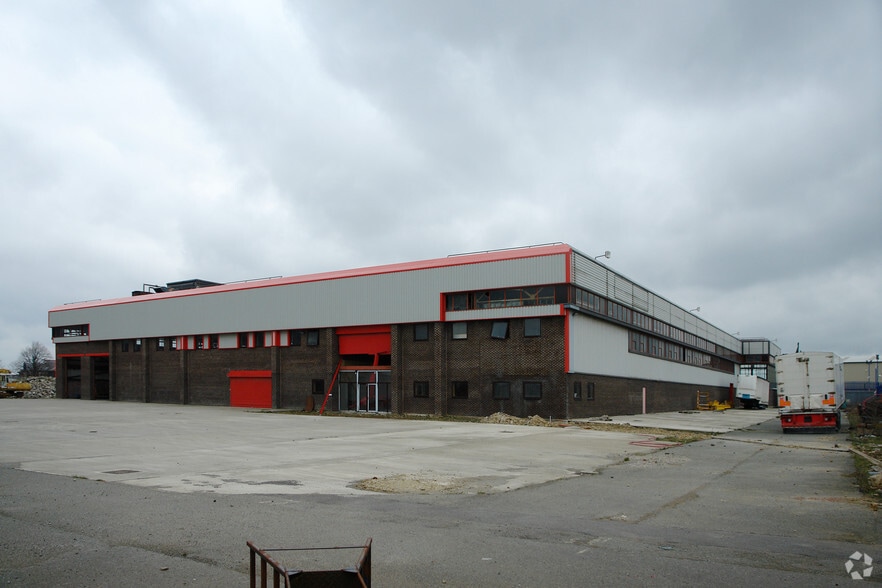 247 Sticker Ln, Bradford to rent - Primary Photo - Image 1 of 1