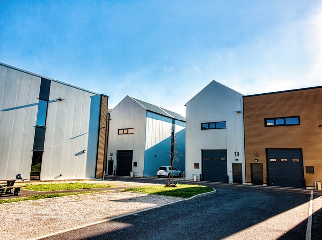 Location Local d'activités 130 m² à 303 m²