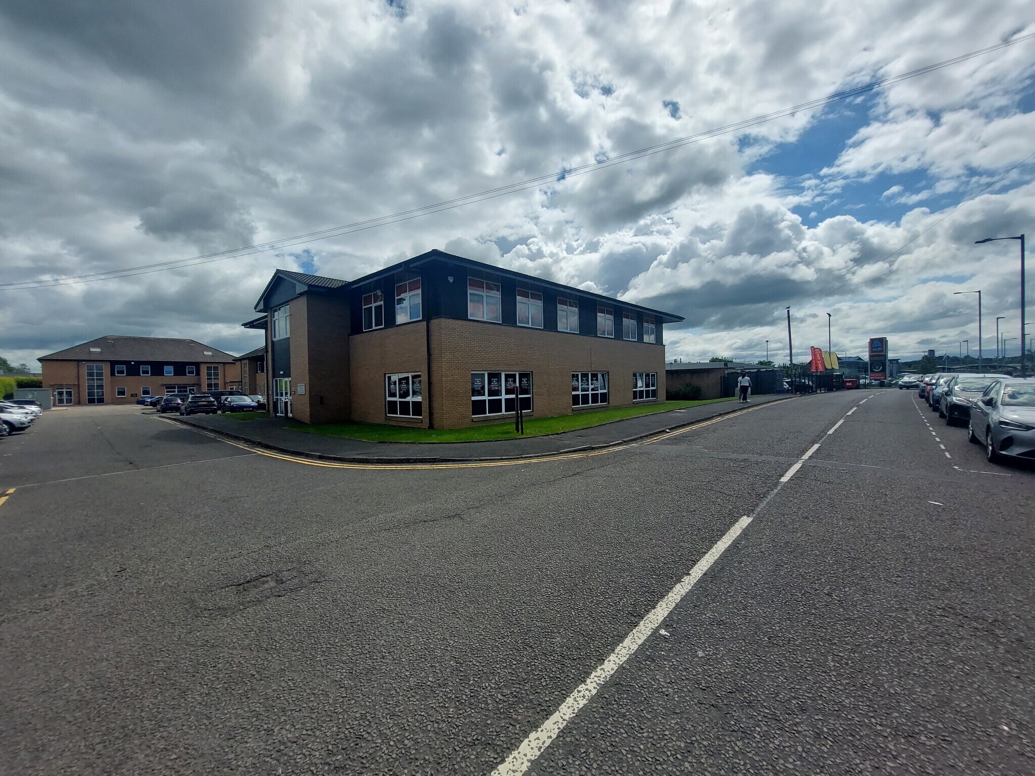 Players Rd, Stirling to rent Building Photo- Image 1 of 4