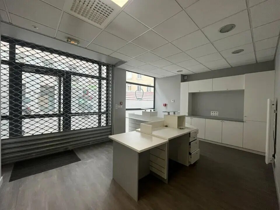 Retail in Lyon to rent Interior Photo- Image 1 of 7