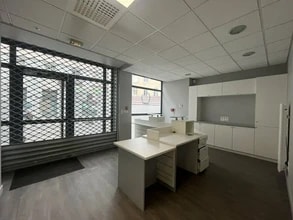 Retail in Lyon to rent Interior Photo- Image 1 of 7