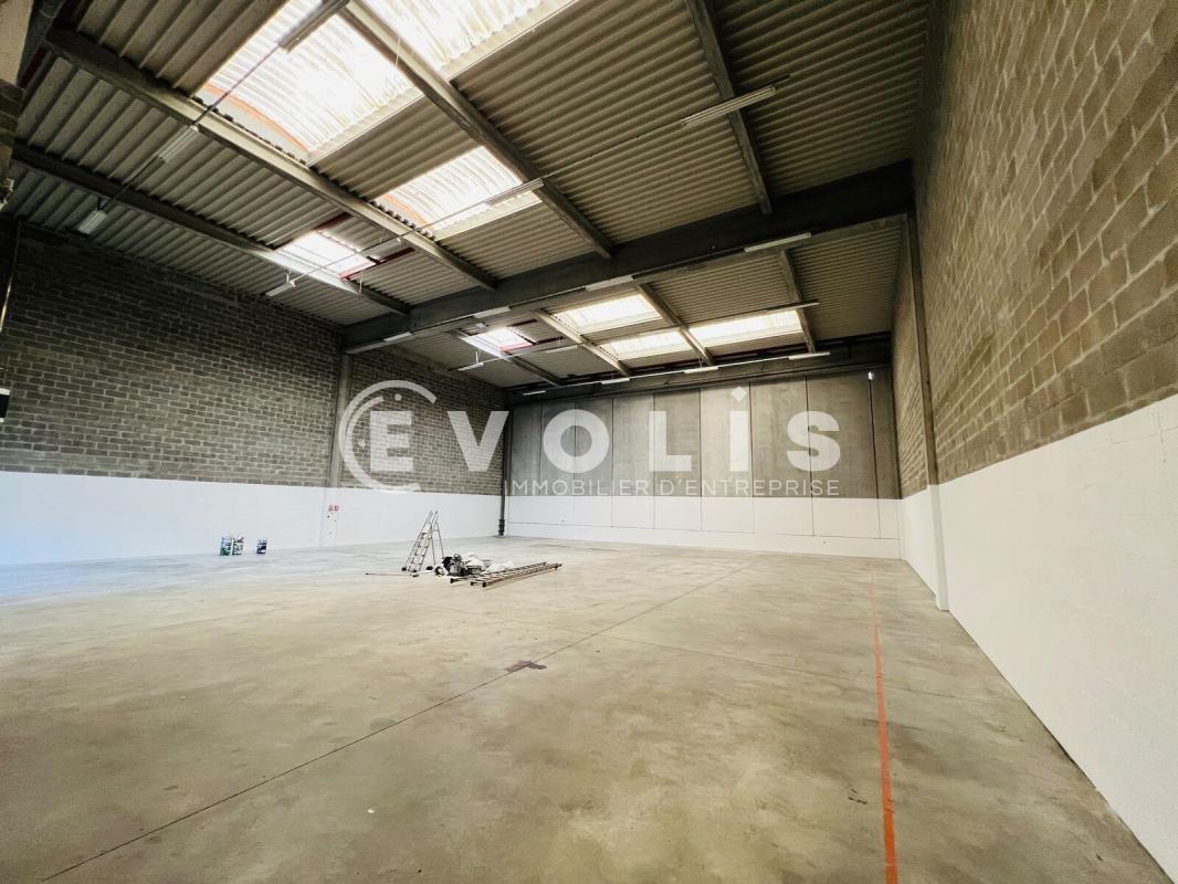 Light Industrial in Moissy Cramayel to rent Building Photo- Image 1 of 6