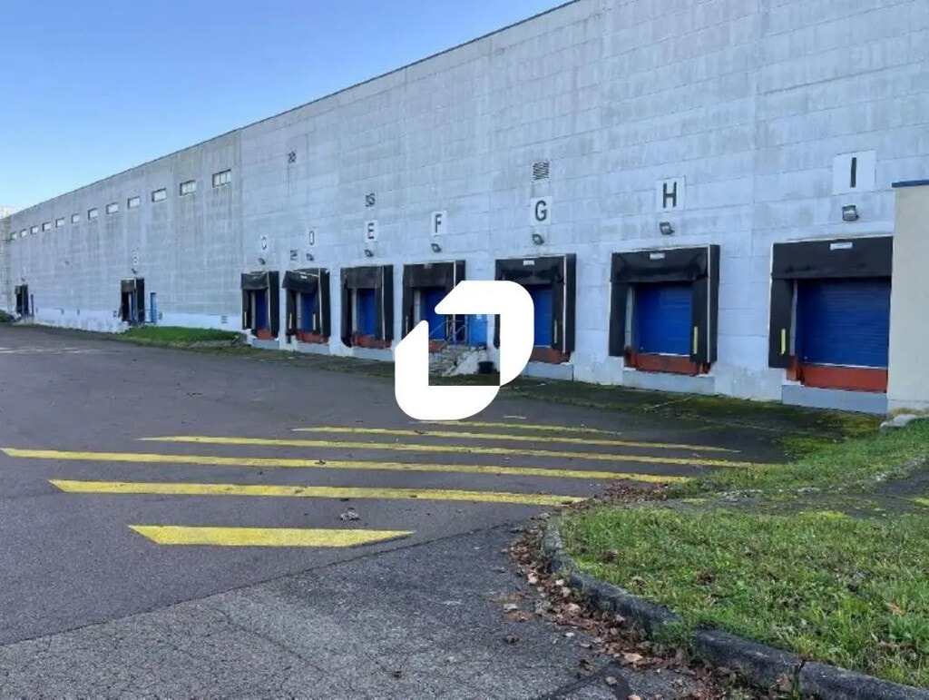 Location Entrepôt 2 462 m² - Photo 1