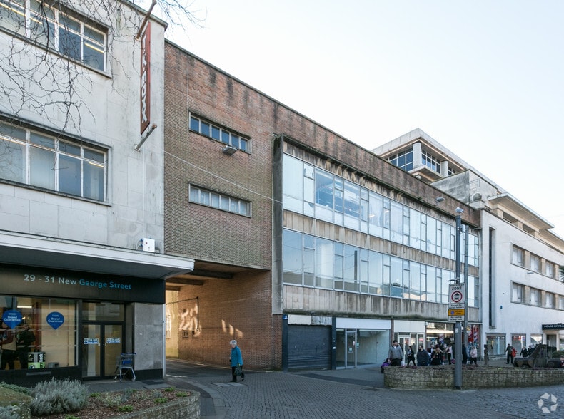 House of Fraser portfolio of 2 properties for sale on LoopNet.co.uk - Primary Photo - Image 2 of 2