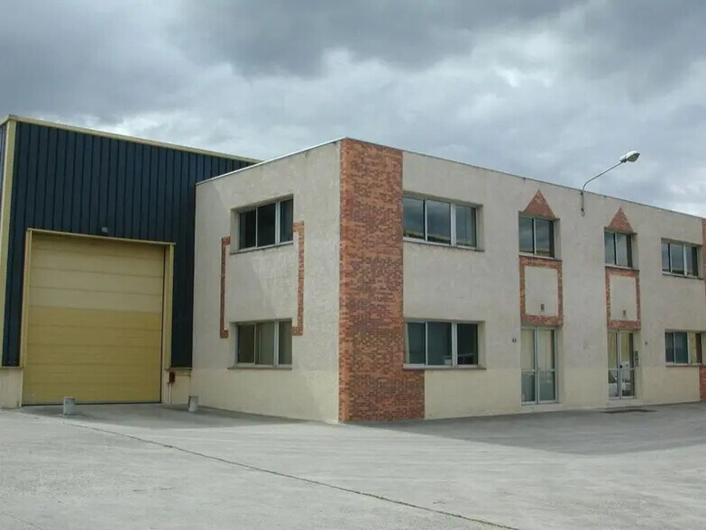 Light Industrial in Bezons to rent - Building Photo - Image 1 of 13