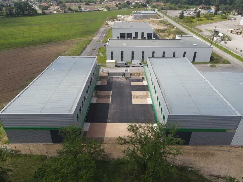 Light Industrial in Tignieu-Jameyzieu to rent - Building Photo - Image 2 of 11