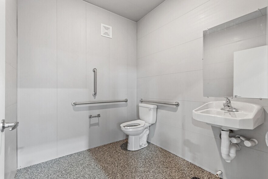 9819 Industrial dr, Horace, ND to rent - Interior Photo - Image 2 of 3