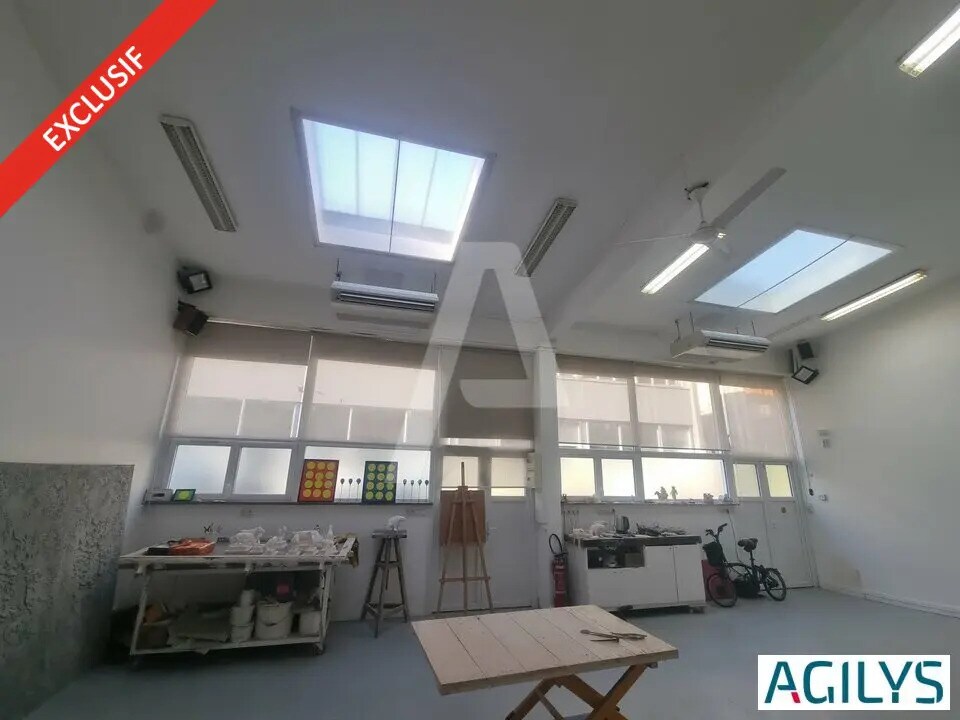 Light Industrial in Paris for sale Interior Photo- Image 1 of 9