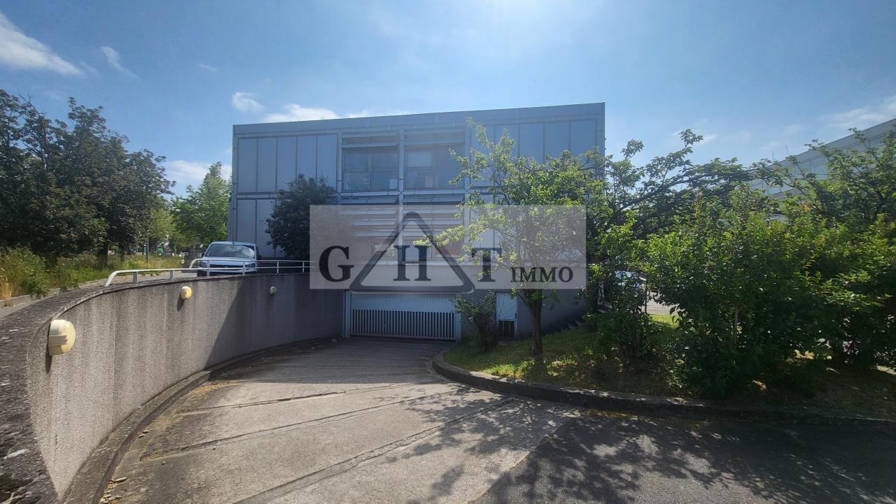 Office in Sucy-en-Brie to rent Building Photo- Image 1 of 11