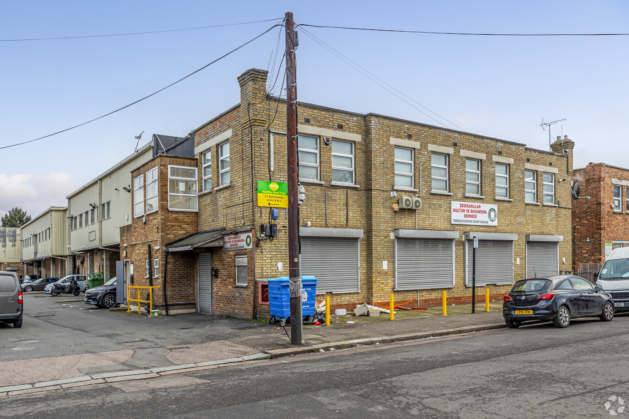 17 Queensway, Enfield to rent Primary Photo- Image 1 of 10