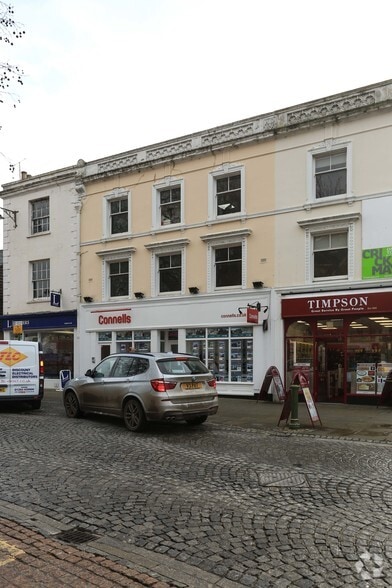 24-25 Piries Pl, Horsham to rent - Building Photo - Image 3 of 8