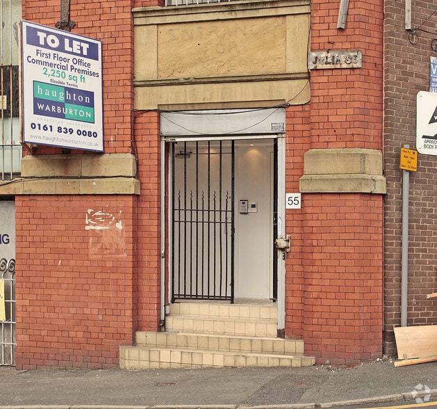 45 Julia St, Manchester to rent - Building Photo - Image 2 of 6